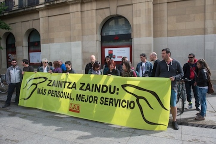 Un momento de la concentración de LAB para exigir cambios en la ratio de personal de los servicios sociales. (Iñigo URIZ/ARGAZKI PRESS)