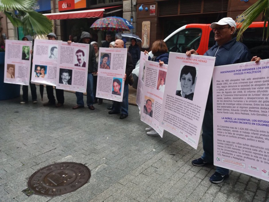 Un grupo de colombianos muestran carteles con víctimas de ese conflicto. (ARGAZKI PRESS)