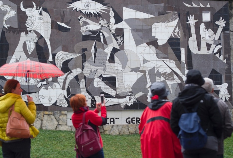 Un grupo de turistas fotografía el mural del ‘Guernica’ en Gernika. (Ander GILLENEA/AFP)