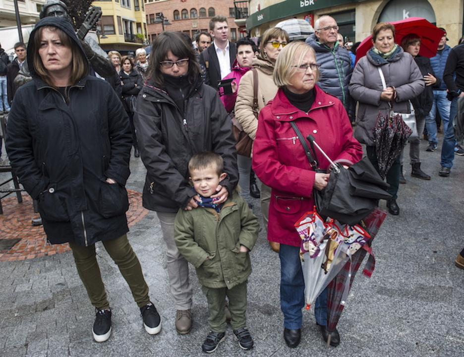 Silencio en las calles de Gernika en recuerdo a las víctimas. (Monika DEL VALLE / ARGAZKI PRESS)