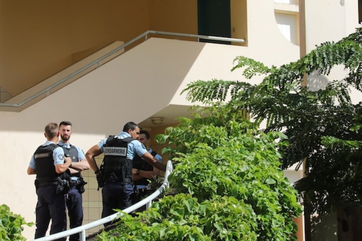 Gendarmes vigilan el edificio desde el que un hombre disparó a dos policías en La Réunion. (Richard BOUHET-FRANCE PRESSE)