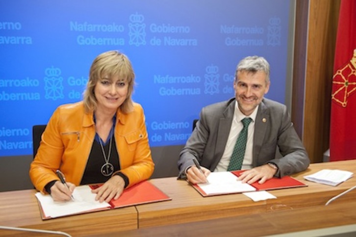 La consejera Ollo y el rector Carlosena firman el convenio de colaboración para estudiar la represión franquista. (GOBIERNO DE NAFARROA)
