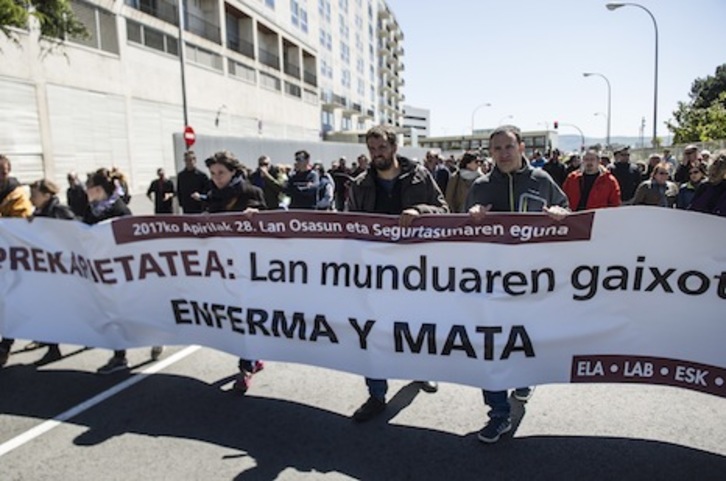 Un momento de la manifestación sindical contra la siniestralidad laboral. (Jagoba MANTEROLA/ARGAZKI PRESS)