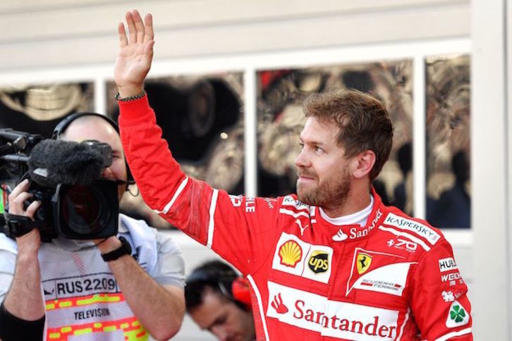 Vettel saluda a los aficionados tras conseguir la pole. (ANDREJ ISAKOVIC / AFP)