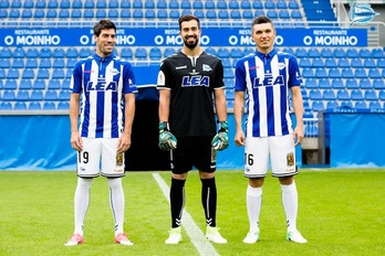 Manu García, Fernando Pacheco y Dani Torres, con la camiseta de la final de Copa. (@Alaves)(