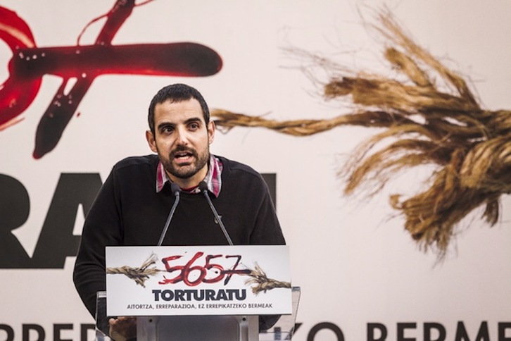 Eneko Compains, en la manifestación contra la tortura que tuvo lugar en Bilbo el 11 de marzo. (Aritz LOIOLA/ARGAZKI PRESS)