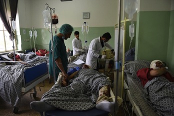 Los civiles heridos en el ataque contra la OTAN fueron atendidos en el hospital Wazir Akbar Khan de Kabul. (Wahid KOHSAR-AFP)