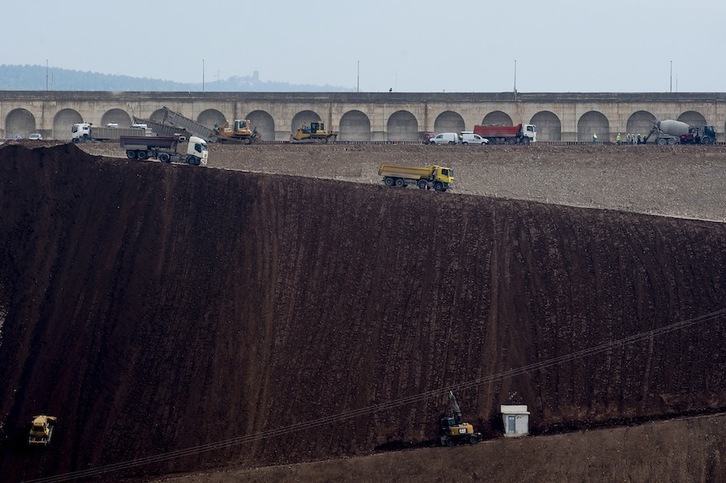 Obras del recrecimiento de Esa, en noviembre pasado. (Iñigo URIZ/ARGAZKI PRESS)