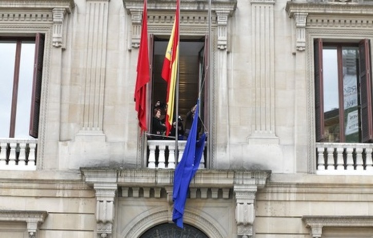 Momento en el que la bandera de la UE fue retirada de la fachada del Parlamento navarro en marzo del año pasado. (PARLAMENTO DE NAFARROA)
