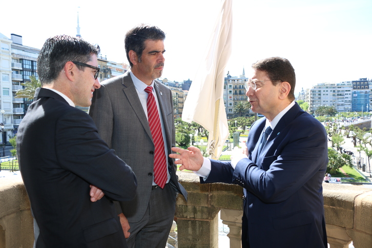 El director del Basque Culinary Center José Mari Aizega, el alcalde Eneko Goia y el secretario general de la Organización Mundial del Turismo, Taleb Rifai. (Donostiako Udala)  