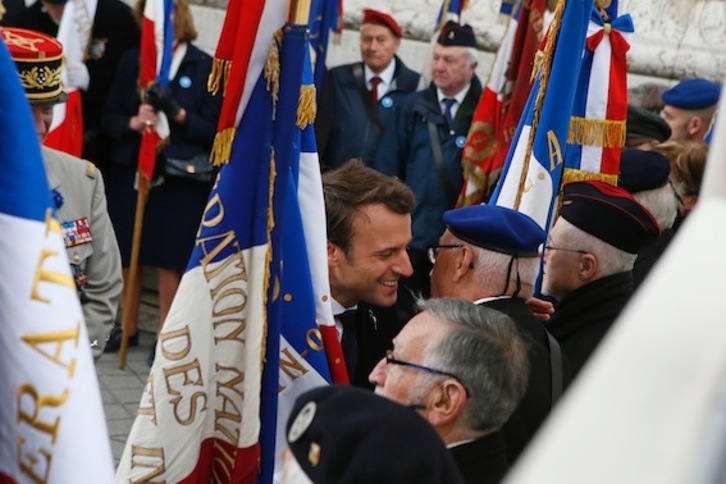 El presidente electo, Emmanuel Macron, saluda a veteranos de guerra durante el acto que conmemoraba ayer el 72 aniversario del triunfo ante la Alemania nazi. (François MORI/AFP)