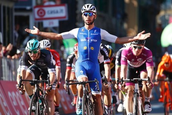 Fernando Gaviria se ha impuesto al sprint en Messina. (Luk BENIES/AFP PHOTO)