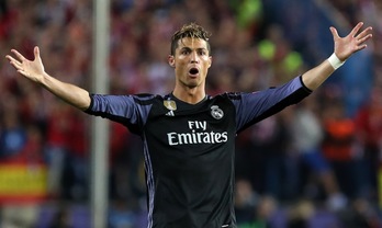 Cristiano Ronaldo, gesticulando en el Calderón. (César MANSO/AFP PHOTO)