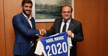 Raúl Navas y Jokin Aperribay, tras la firma del contrato. (Real Sociedad)