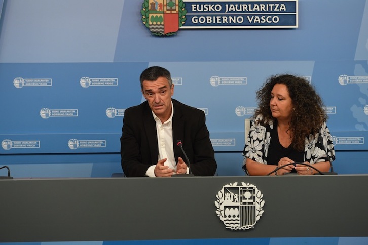 Jonan Fernández y Mónica Hernando, en la comparecencia de hoy. (Jon URBE/ARGAZKI PRESS)
