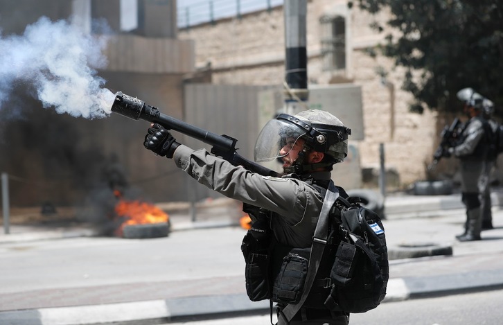 Un soldado israelí dispara contra una protesta palestina, en Belén. (Thomas COEX/AFP PHOTO)