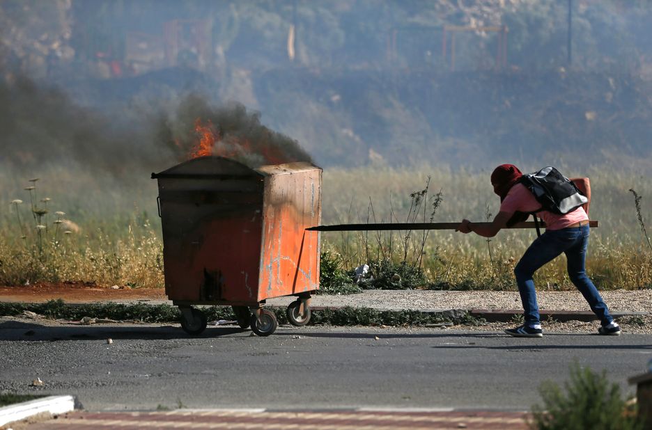 Un joven se parapeta para hacer frente a la represión israelí en Ramallah. (Abbas MOMAMI/AFP PHOTO)