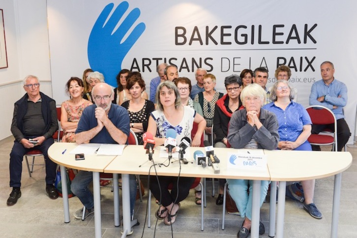 Los artesanos de la paz han anunciado en Luhuso la movilización de París. (Isabelle MIQUELESTORENA)