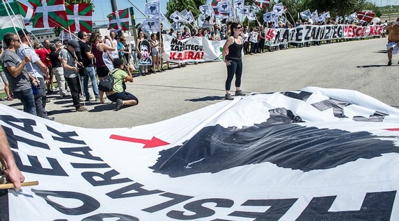 Euskal Herria: Una multitud exige "respeto a los derechos" de presos y exiliados. [vídeo] - Página 2 Puerto3