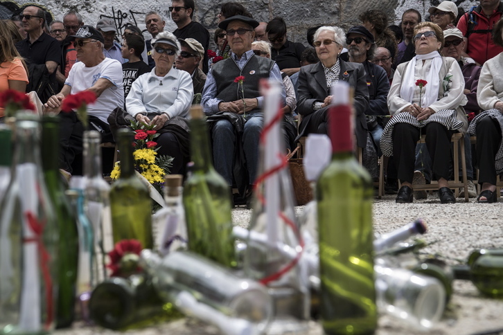Botellas con papeles han ocupado el centro del acto conmemorativo. (Jagoba MANTEROLA/ARGAZKI PRESS)