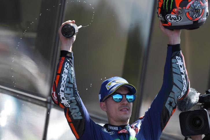 Viñales celebra su victoria en el podio de Le Mans. (Jean-Francois MONIER/AFP)