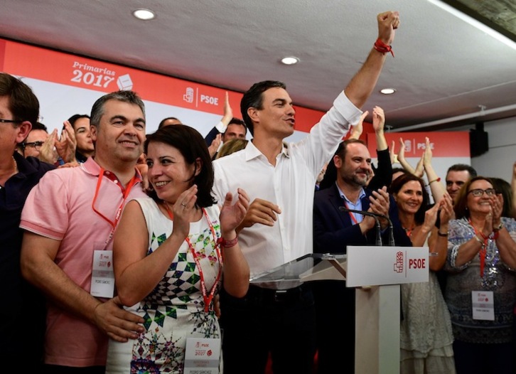 Pedro Sánchez celebra su victoria en las primarias del PSOE en Ferraz. (Pierre-Phillipe MARCOU/AFP)