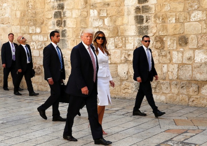 Donald Trump y su esposa Melania, en el Muro de las Lamentaciones de Jerusalén. (AFP)