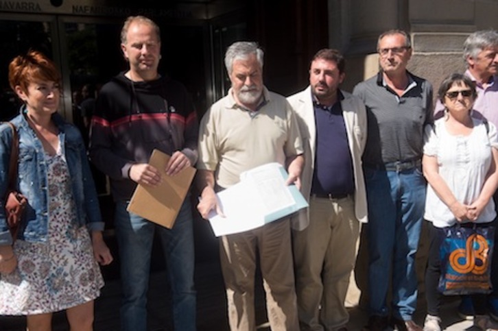 Representantes del cuatripartito y vecinos de la Cendea Zizur, con las firmas que iban a entregar en el Parlamento para pedir la continuidad en la ‘zona mixta’. (Iñigo URIZ/ARGAZKI PRESS)