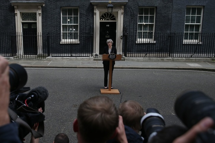 Theresa May habla delante del 10 de Downing Street. (Daniel LEAL-OLIVAS/AFP PHOTO)
