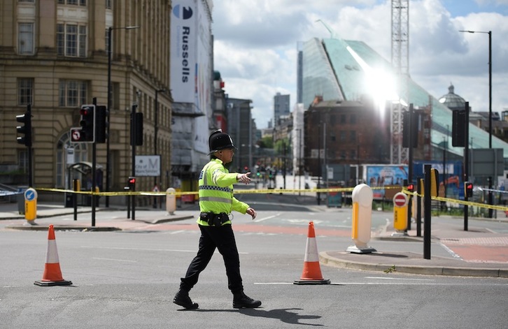 Polizia bat, Manchester Arena estadioaren inguruan. (Oli SCARFF/AFP)