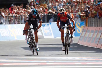Landa, a la izquierda, ha sido superado por Nibali en el sprint final. (Luk BENIES / AFP)