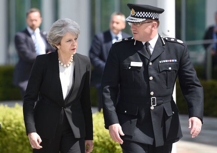El jefe policial Ian Hopkins conversa con la primera ministra Theresa May. (Oli SCARFF / AFP)