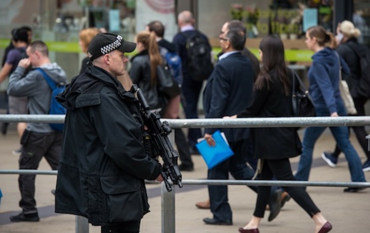 Un agente monta guardia en el exterior de la estación de tren de Picadilly, en Manchester. (Crhis J. RATCLIFFE/AFP)