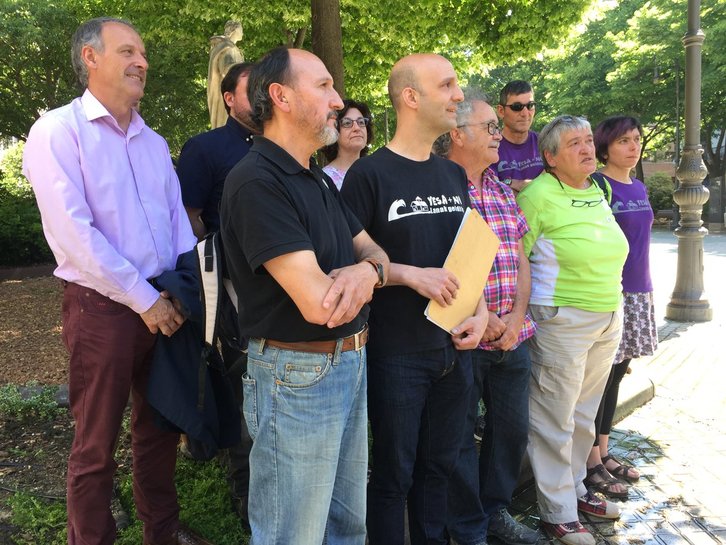 Partidos y colectivos han comparecido en el Paseo Sarasate para llamar a participar en la manifestación del sábado contra el recrecimiento de Esa. (@EHBilduNafarroa)