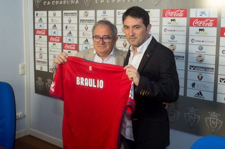 Sabalza y Braulio, durante la presentación del nuevo director deportivo de Osasuna. (Iñigo URIZ/ARGAZKI PRESS)
