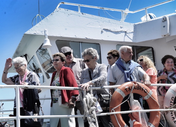 Las personas homenajeadas han arribado en barco a Santurtzi. (ARGAZKI PRESS)