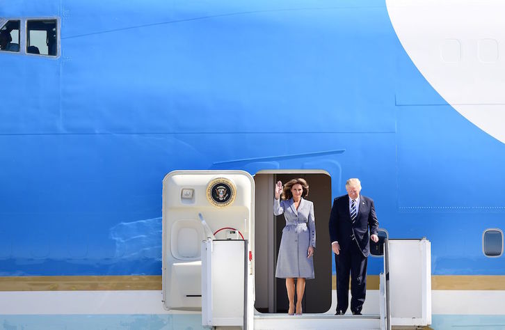 El matrimonio Trump, a su llegada a Bruselas. (Emmanuel DUNAND / AFP)