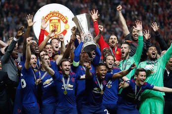 El Manchester United celebra su triunfo en la Europa League. (Odd ANDERSEN / AFP)