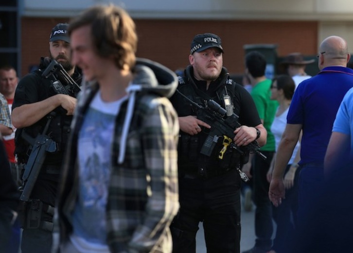 Dos policías, fuertemente armados en la ciudad de Leeds. (Lindsey PARNABY/AFP)
