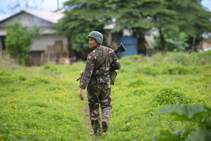 Un soldado filipino patrulla por las afueras de Marawi. (Ted ALJIBE/AFP PHOTO)