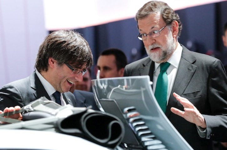 Mariano Rajoy y Carles Puigdemont coincidieron el pasado 12 de mayo en la inaguración del Salón del Automóvil de Barcelona. (Pau BARRENA/AFP) 