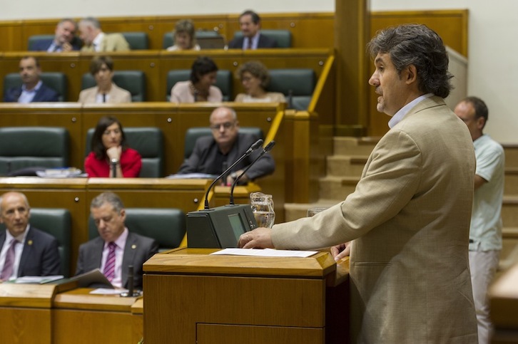 Pello Urizar, durante su intervención en el Parlamento. (Juanan RUIZ/ARGAZKI PRESS)
