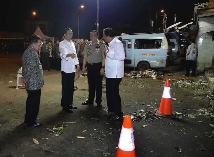 El presidente indonesio, Joko Widodo (segundo por la izquierda), en el lugar del atentado. (PALACIO PRESIDENCIAL DE INDONESIA/AFP PHOTO)