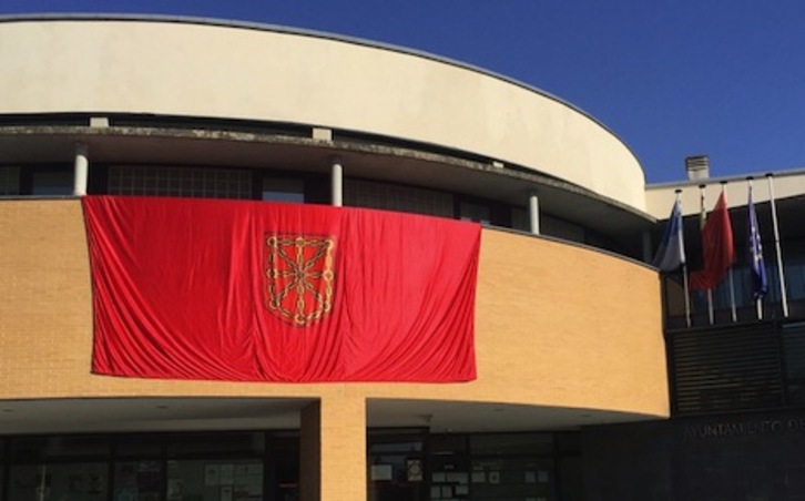 Bandera navarra de 21 metros cuadrados que ha sido colocada en el Consistorio de Zizur Nagusia. (Jon GONDAN)