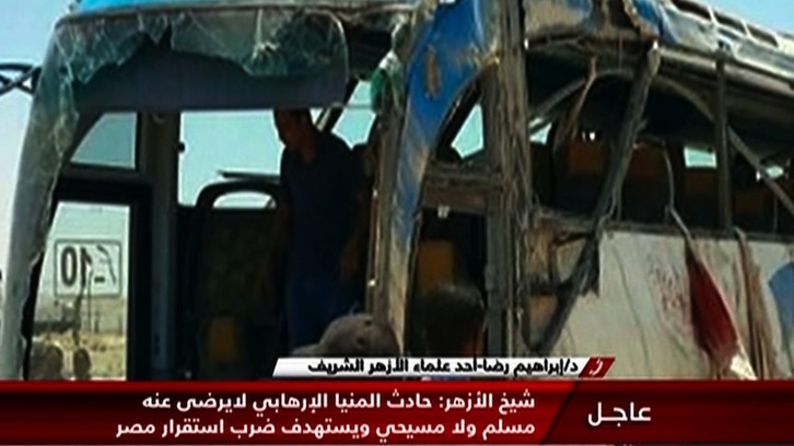 Imagen de la televisión Nile News que muestra el autobús tiroteado. (AFP)