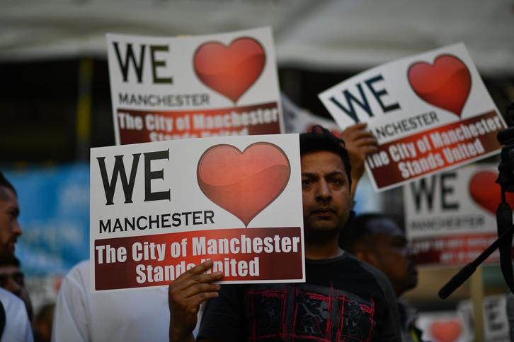 Imagen de un acto de recuerdo por los fallecidos en Manchester. (Ben STANSALL/AFP)