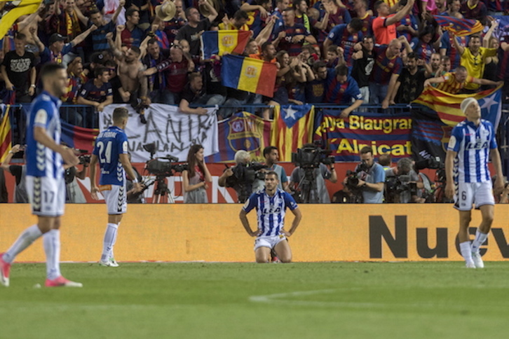 Los jugadores albiazules se lamentan tras uno de los goles del Barcelona. (Juanan RUIZ / ARGAZKI PRESS) 