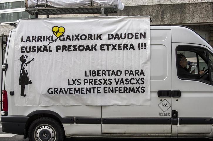 Pancarta a favor de la excarcelación de los presos enfermos. (Jaizki FONTANEDA/ARGAZKI PRESS)
