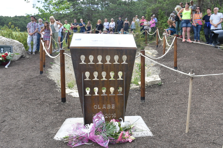 Monolito de homenaje a los 16 fusilados en Olabe. (Idoia ZABALETA/ARGAZKI PRESS)
