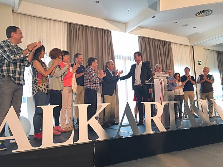Ramírez saluda a Garaikoetxea durante la presentación de su candidatura. (@alkartasuna2017)